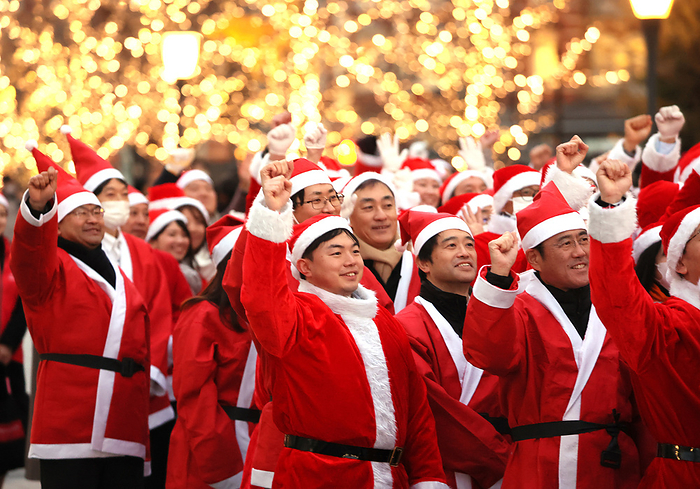 300 office workers in Santa costumes join Christmas clean up parade December 22, 2023, Tokyo, Japan   Some 300 office workers in Santa costumes gather at Tokyo s Marunouchi business district as they join Christmas Santa clean up parade on Friday, December 22, 2023.    photo by Yoshio Tsunoda AFLO 
