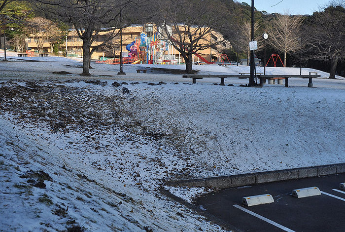Park covered with a light dusting of snow A park covered with a light dusting of snow in Beppu City at 8:33 a.m. on December 22, 2023  photo by Hisashi Ishii .