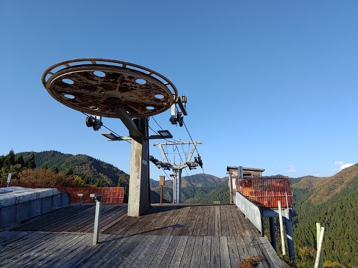 Photos of lifts on slopes with no snow due to mild winter