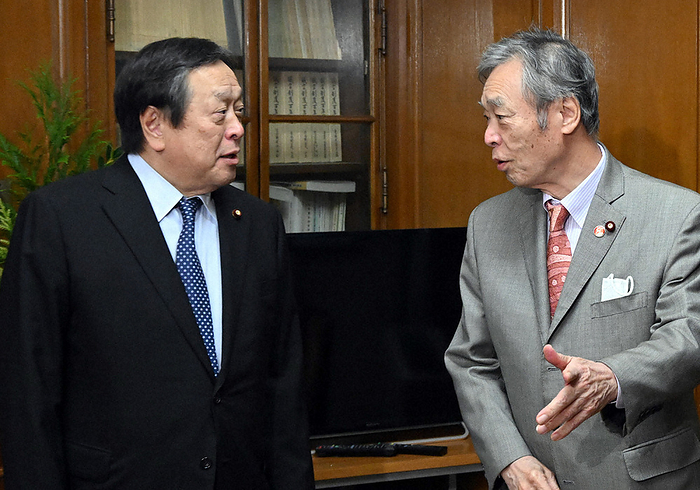 Former Defense Minister Hamada appointed chairman of the National Defense Committee. LDP National Committee Chairman Yasukazu Hamada exchanges words with Communist Party National Committee Chairman Keiji Kuroda  right  in the Diet on December 22, 2023 at 2:39 p.m. Photo by Mikiharu Takeuchi