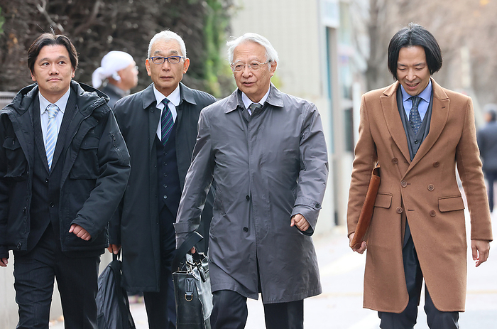 Tokyo court ordered the Tokyo government and state to conpensate Ohkawara Kakohki president and former director for the illegal investigation and prosecution December 27, 2023, Tokyo, Japan   Japanese machinery maker Ohkawara Kakohki president Masaaki Okawara  2nd R  and former drector Junji Shimada  2nd L  enter the Tokyo District Court in Tokyo on Wednesday, December 27, 2023. The court ordered the Tokyo Metropolitan government and the state to compensate to them for the illegal investigation and prosecution as they were charged for the alleged illegal export of their products.     photo by Yoshio Tsunoda AFLO 