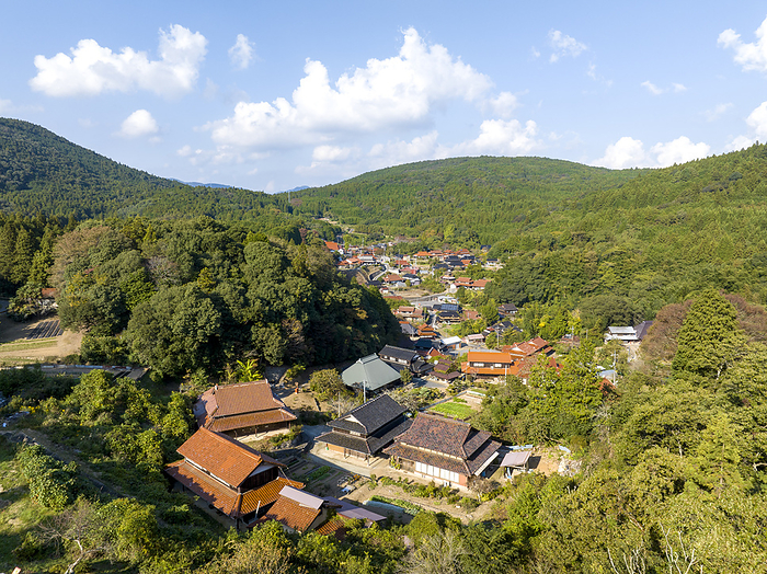 Ebara Ubare Village, Mine City, Yamaguchi Prefecture, Japan Drone aerial photography The Ebara  Yowara  area is one of the settlements formed in a depression called  Ubare  and is located almost in the center of West Akiyoshidai, at the bottom of Ubare. In Akiyoshidai, the limestone that makes up the ground is dissolved by rainwater and groundwater, creating depressions of various sizes in the ground. Ubare is a large depression  doline , which is a unique feature of limestone plateaus  karst plateaus . Because the Ebara area is surrounded by mountains and is not visible to the public, there are historical documents that show that fallen warriors who were defeated in the Osaka Summer Battle fled and settled here.