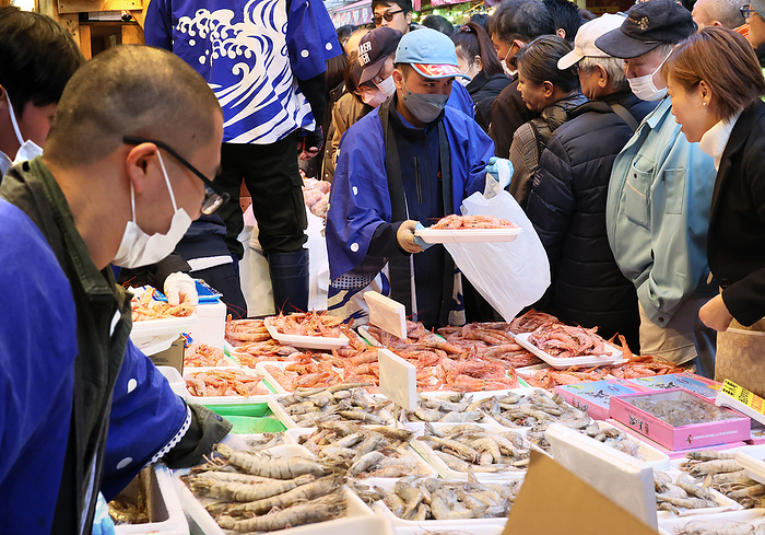 People enjoy shopping at Maeyoko shopping street for New Year s holidays December 30, 2023, Tokyo, Japan   Fishmongers sell boiled shrimps at a marine products shop at the Ameyoko shopping street in Tokyo on Saturday, December 30, 2023 as the New Year s holidays started. People enjoyed shopping of marine products and processed foods to prepare for New Year s holidays.     photo by Yoshio Tsunoda AFLO 