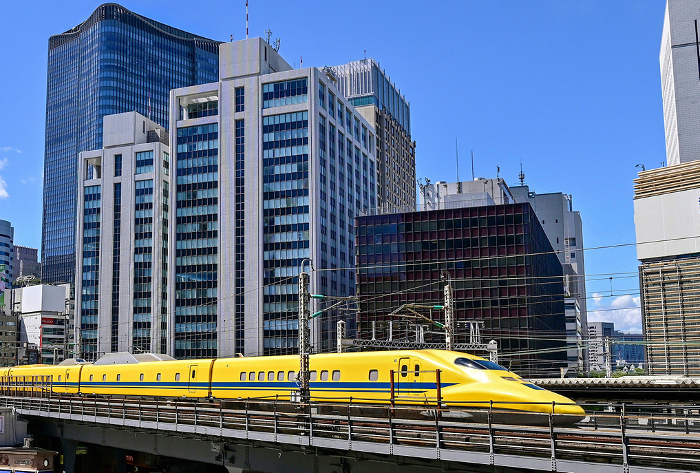 Tokyo] Doctor Yellow runs between buildings and arrives at and departs from Tokyo Station. Various other trains also run.