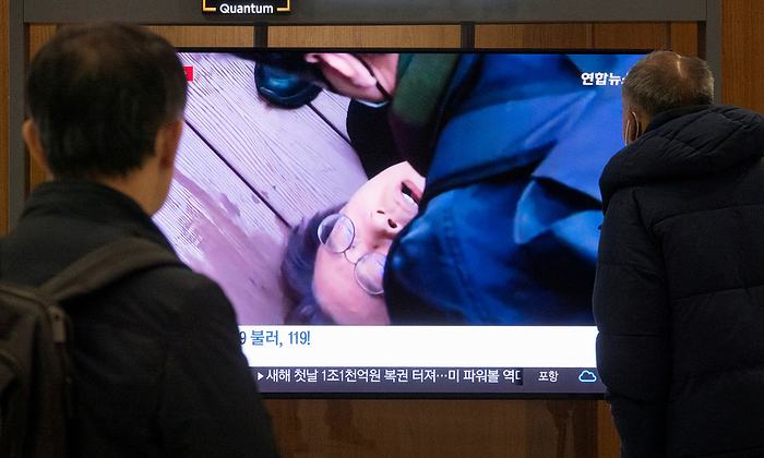 Chairman of South Korea s main opposition Democratic Party, Lee Jae Myung stabbed by an assailant in Busan Lee Jae Myung, Jan 2, 2024 : A TV screen at a train station in Seoul, shows a news report on Lee Jae Myung, leader of South Korea s main opposition Democratic Party, who was attacked by an assailant on his neck during a visit to the construction site of an airport on Gadeok Island off the southeastern port city of Busan, South Korea. Lee was stabbed on the left side of his neck by a paper crown wearing man in his 60s posing as an autograph seeker, local media reported.  Photo by Lee Jae Won AFLO 