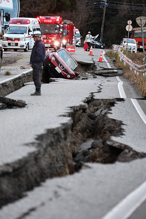Earthquake of intensity 7 in Noto District, Anamizu Town, Ishikawa Prefecture A passenger car that fell onto a collapsed road after the ground cracked due to a violent quake in Anamizu Town, Ishikawa Prefecture, Japan, at 3:56 p.m. on January 2, 2024.