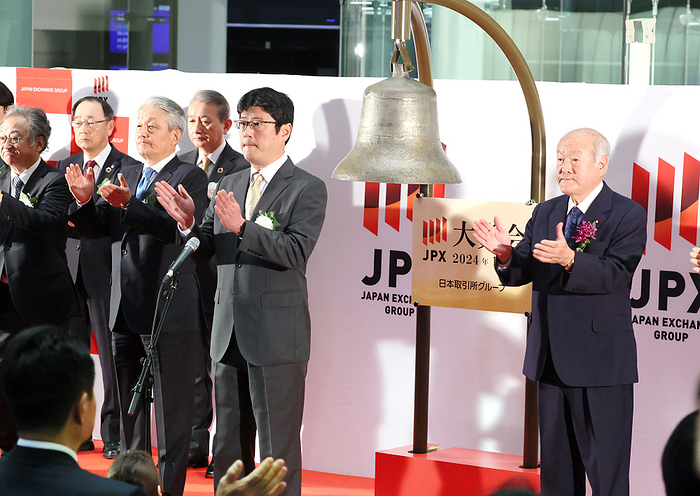 Tokyo Stock Exchange opens for the first trading of the year January 4, 2024, Tokyo, Japan   Japanese Finance Minister Shunichi Suzuki  R  and Japan Exchange Group  JPX  executives clap their hands to celebrate for the first trading of the year at the Tokyo Stock Exchange in Tokyo on Thursday, January 4, 2024. Tokyo stocks opened lower amid negative sentiment as the earthquake hit Noto peninsula, central Japan.     photo by Yoshio Tsunoda AFLO 