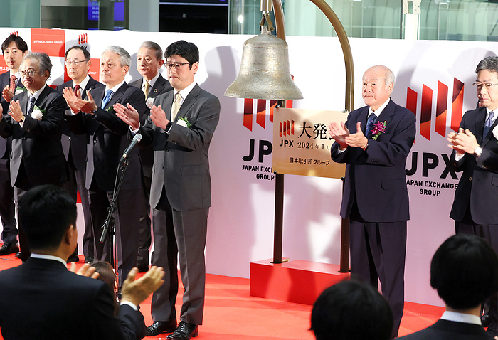 Tokyo Stock Exchange opens for the first trading of the year January 4, 2024, Tokyo, Japan   Japanese Finance Minister Shunichi Suzuki  2nd R  and Japan Exchange Group  JPX  executives clap their hands to celebrate for the first trading of the year at the Tokyo Stock Exchange in Tokyo on Thursday, January 4, 2024. Tokyo stocks opened lower amid negative sentiment as the earthquake hit Noto peninsula, central Japan.     photo by Yoshio Tsunoda AFLO 