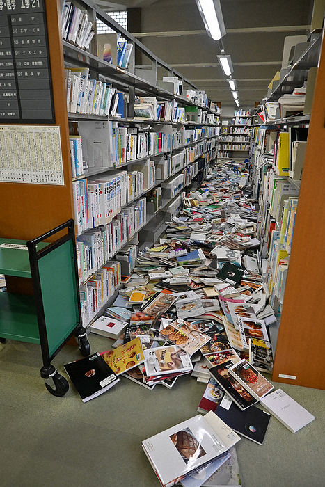 Earthquake of intensity 7 in Noto area, Chayamachi, Toyama City Toyama Prefectural Library, where reading books were scattered, in Chayamachi, Toyama City, at 10:13 a.m. on January 3, 2024.