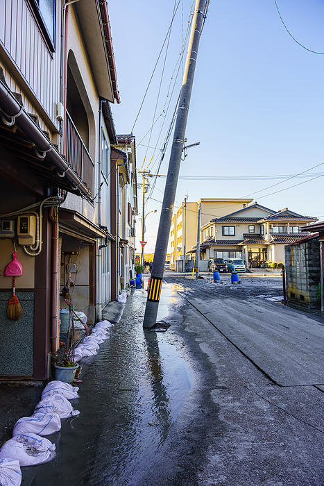 Damage due to liquefaction of the ground Imizu City, Toyama Prefecture Damage due to liquefaction of the ground Tilted utility pole 2024 Noto Peninsula Earthquake, Minato cho, Imizu City, Toyama Prefecture