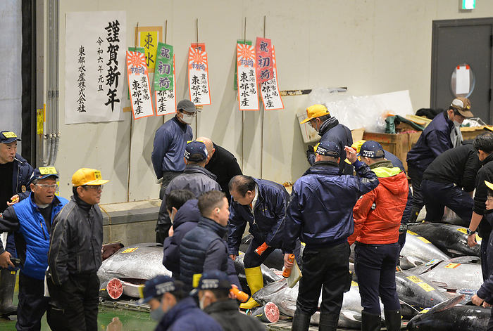 First auction at Toyosu Market in 2024: 114.24 million yen for the best tuna. January 5, 2024 Toyosu Market First Auction Sushi Zammai President Kiyoshi Kimura  center  looking at No. 1 tuna Location   Toyosu Market