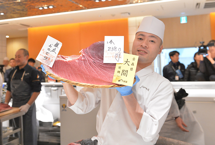 First auction at Toyosu Market in 2024: 114.24 million yen for the best tuna. January 5, 2024 Toyosu Market First Tuna Demolition Show of dismantled No.1 Tuna Tuna Location   Kaiten Sushi Ginza Onodera Honten  Omotesando 