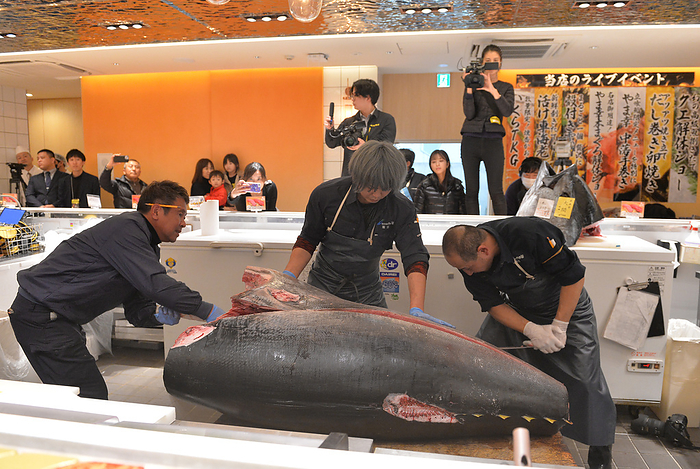 First auction at Toyosu Market in 2024: 114.24 million yen for the best tuna. January 5, 2024 Toyosu Market First Tuna Demolition Show Tuna No. 1 being dismantled Location   Kaiten Sushi Ginza Onodera Honten  Omotesando 