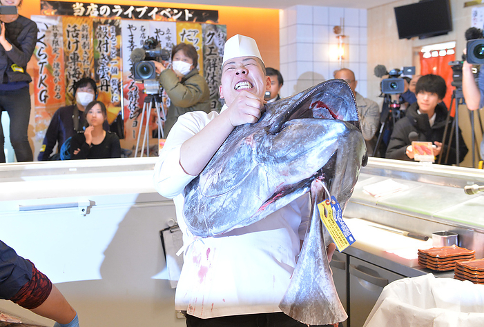 First auction at Toyosu Market in 2024: 114.24 million yen for the best tuna. January 5, 2024 Toyosu Market First Tuna Demolition Show Dismantled head of No.1 Tuna Location   Kaiten Sushi Ginza Onodera Honten  Omotesando 