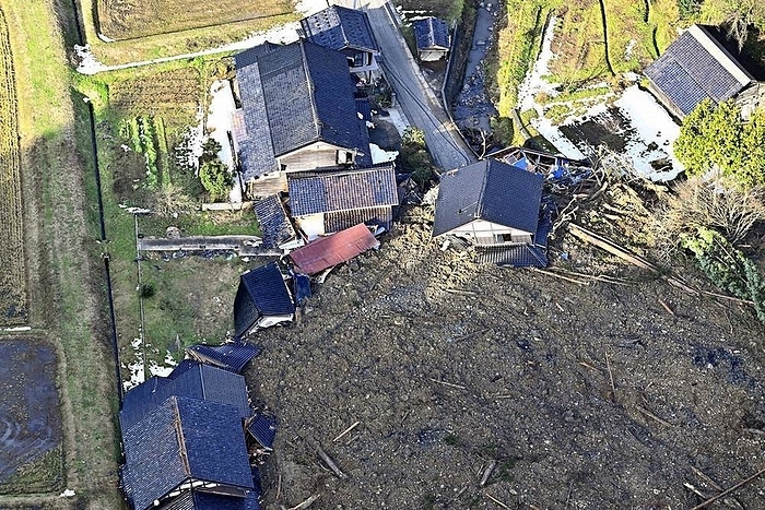 Major Earthquake of Magnitude 7 in Noto District, Wajima City, Ishikawa Prefecture The site of a landslide that hit a village in Wajima, Ishikawa Prefecture, Japan, from the head office helicopter at 2:39 p.m. on January 4, 2024.