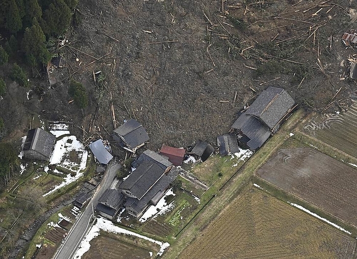 Major Earthquake of Magnitude 7 in Noto District, Wajima City, Ishikawa Prefecture The site of a landslide that hit a community in Wajima, Ishikawa Prefecture, Japan, from the head office helicopter at 2:42 p.m. on January 4, 2024.