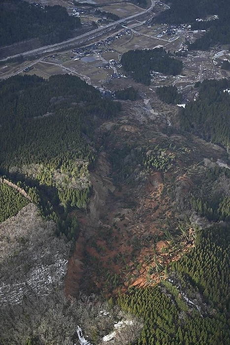 Major Earthquake of Magnitude 7 in Noto District, Wajima City, Ishikawa Prefecture The site of a landslide that hit a village in Wajima, Ishikawa Prefecture, Japan, from the head office helicopter at 2:43 p.m. on January 4, 2024.