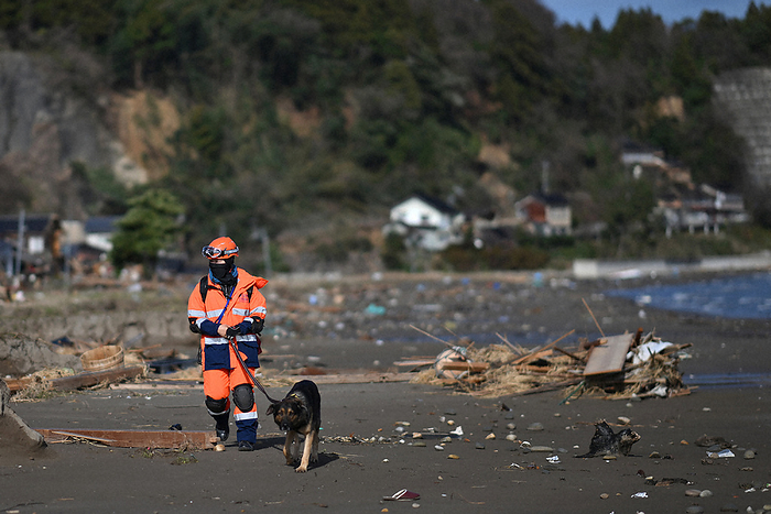 Major earthquake of intensity 7 in Noto area, Suzu City, Ishikawa Prefecture Disaster rescue dogs search in a tsunami damaged coastal area in Suzu City, Ishikawa Prefecture, Japan, at 0:54 p.m. on January 5, 2024  photo by Rei Kubo .