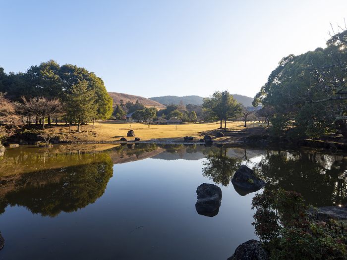 Sansha Oracle Pond reflecting the scenery of Nara Park