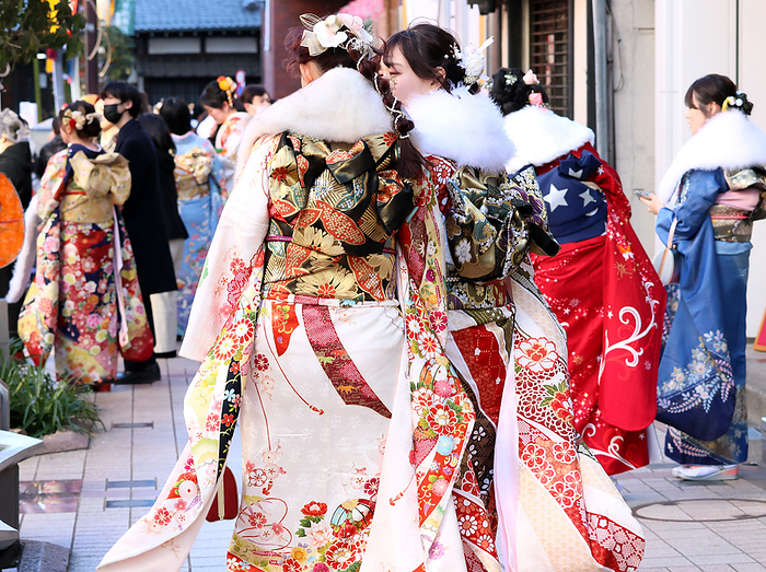 20 year old people gather for the Coming of Age Day January 8, 2024, Tokyo, Japan   Twenty year old people in colorful kimono dresses gather for the ceremony of the Coming of Age Day in Tokyo on Monday, January 8, 2024.     photo by Yoshio Tsunoda AFLO 