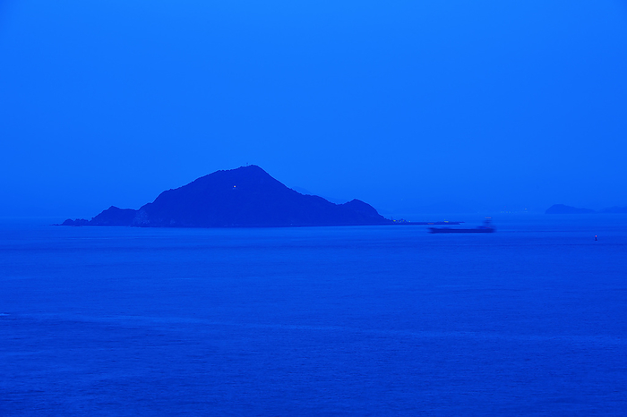 The exquisite sea of Kamijima 24th day of Risshika  Risshika  Ise Bay Kamijima Island in the Ise Bay offshore, in the middle of the ocean, is silhouetted in the twilight tones of the twilight. The signal of Irago Channel that guides vessels on the route and the Kamijima Lighthouse are lit. The protection of  Umi no Michi , an open sea route for large vessels and a fishing ground, begins.