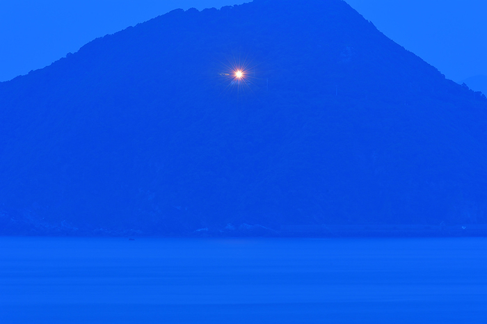 The exquisite sea of Kamijima 24th day of Risshika  Risshika  Ise Bay Twilight Time in blue pastel tones. The glow of the light highlighted  one  brightness  It was the Kamijima Lighthouse. As the landscape lost its color, the light became an even bigger eye, illuminating the  sea road . It is the protection of the sea.