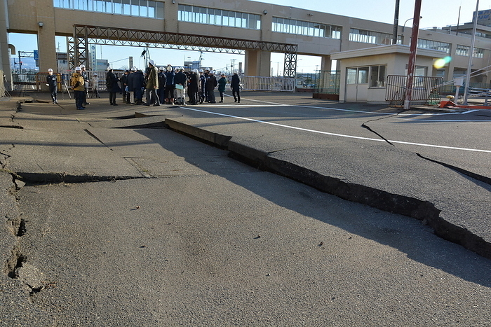 Major earthquake of intensity 7 in Noto area, Joetsu City, Niigata Prefecture Cracks and bumps in the pavement near the wharf at Naoetsu Port. 3:07 p.m., January 5, 2024, in Minato cho, Joetsu City  photo by Fu Nakatsugawa.