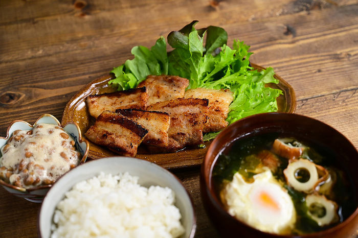 One soup, two vegetables - grilled pork with miso and natto
