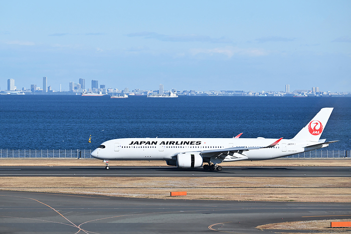 Passenger aircraft taking off and landing on Runway C at Haneda Airport, which has resumed operations. Airbus A350 900  reg. JA05XJ  of JAL flight JL506 from Sapporo New Chitose landing on the first day of reopening of Runway C at Haneda Airport, on January 8, 2024. PHOTO: Tadayuki YOSHIKAWA Aviation Wire