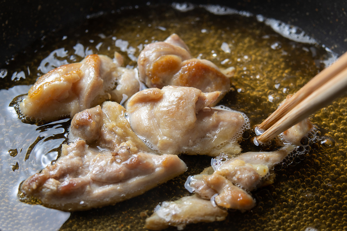 Chicken (chicken thigh) simmered in broth for dipping with egg.