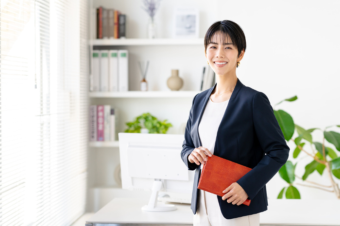 Japanese businesswoman in office (Female / People)