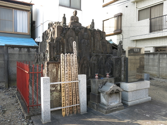 A group of unmarked pagodas (head mounds/headache mounds) at Kaizo-ji Temple in Shinagawa Ward