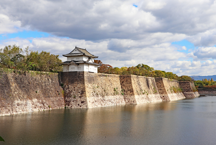 Outer moat of Osaka Castle and Rokuban turret