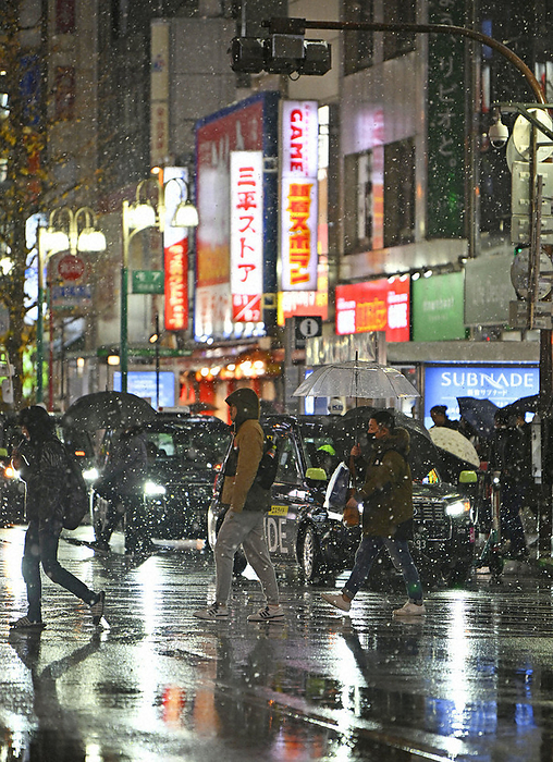 First snowfall observed in central Tokyo People cross the street at a pedestrian crossing with umbrellas in the snow, 5:46 p.m., January 13, 2024, in Shinjuku Ward, Tokyo  photo by Ririko Maeda.