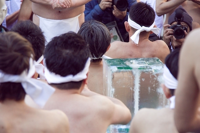Teppozu Inari Shrine Winter Bathing 2024 01 14, Tokyo, the Icy Winter Bathing Tournament  Kanchu Misogi  at Teppozu Inari Shrine is accompanied by Prayers and celebrations for the New Year.  Photo by Michael Steinebach AFLO 