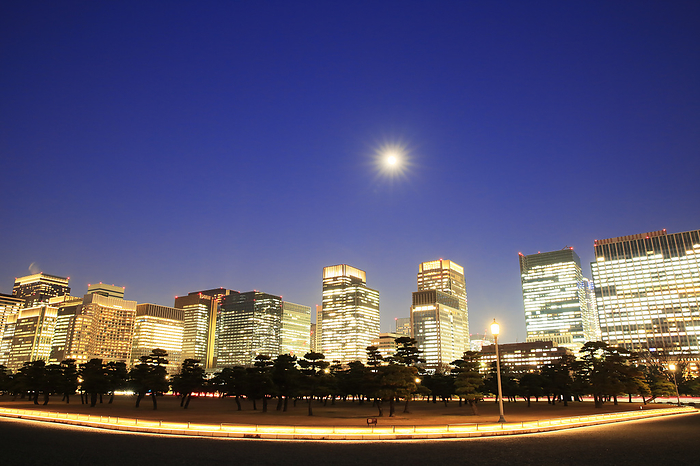 Night view of Marunouchi from the plaza in front of the Imperial Palace, Tokyo