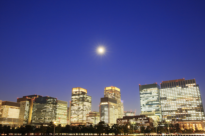 Night view of Marunouchi from the plaza in front of the Imperial Palace, Tokyo