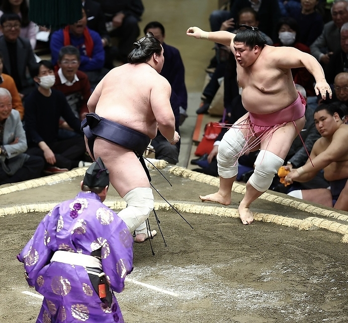 Sumo Tournament, 1st day of the 1st Grand Sumo Tournament Ura loses to Terunofuji  left  by oshidashi on the first day of the first Grand Sumo Tournament, January 14, 2024 date 20240114 place Ryogoku Kokugikan