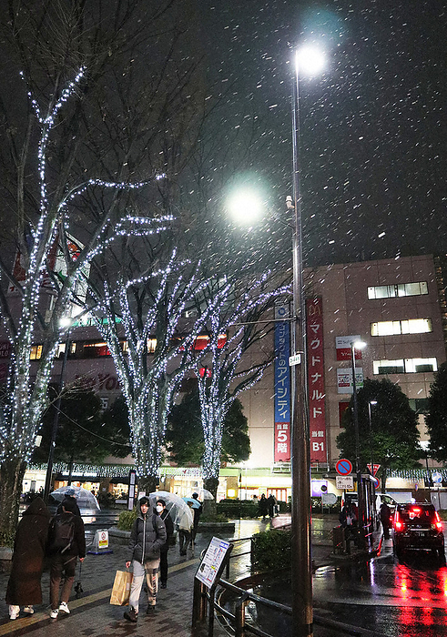 First snowfall observed in Tokyo People walk briskly through the streets as the first snow falls at JR Musashisakai Station in Musashino City, Tokyo, Japan, at 5:20 p.m. on January 13, 2024  photo by Koichiro Tezuka .
