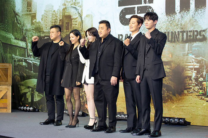 Press conference for the upcoming Netflix film,  Badland Hunters  in Seoul Heo Myeong Haeng, An Ji Hye, Roh Jeong Ui, Ma Dong Seok, Lee Hee Joon and Lee Jun Young, Jan 16, 2024 :  L R  Director Heo Myeong Haeng, actors An Ji Hye, Roh Jeong Ui, Ma Dong Seok  Don Lee , Lee Hee Joon and Lee Jun Young pose at a press conference for the upcoming Netflix film, Badland Hunters  in Seoul, South Korea. The film tells the stories of individuals fighting to survive in an apocalypse caused by a large earthquake.  Badland Hunters  will premiere on Netflix, January 26.  Photo by Lee Jae Won AFLO 