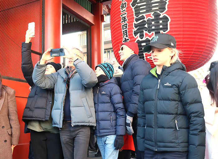 Foreign tourists visit Tokyo s Asakusa entertainment district January 17, 2024, Tokyo, Japan   Foreign toursis visit Asakusa entertainment district in Tokyo on Wednesday, January 17, 2024. Japan National Tourism Organization  JNTO  announced on January 17 that the numbdr of foreign visitors to Japan in 2023 was 25,066,1000, 6.5 times the number of the previous year due to weak yen.    photo by Yoshio Tsunoda AFLO 