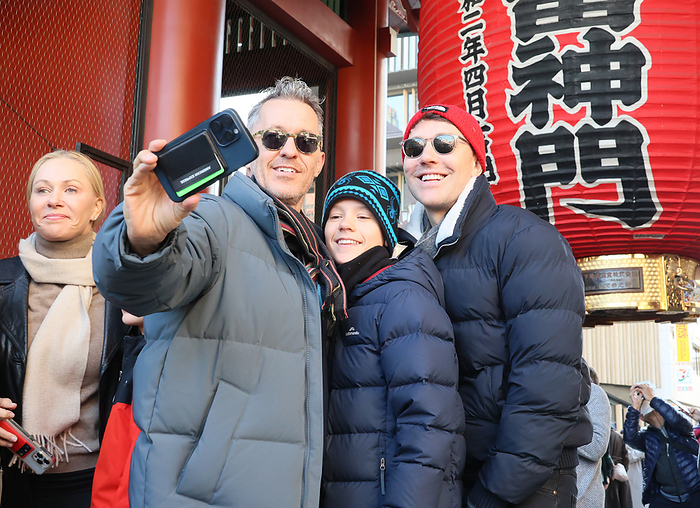 Foreign tourists visit Tokyo s Asakusa entertainment district January 17, 2024, Tokyo, Japan   Foreign toursis visit Asakusa entertainment district in Tokyo on Wednesday, January 17, 2024. Japan National Tourism Organization  JNTO  announced on January 17 that the numbdr of foreign visitors to Japan in 2023 was 25,066,1000, 6.5 times the number of the previous year due to weak yen.    photo by Yoshio Tsunoda AFLO 