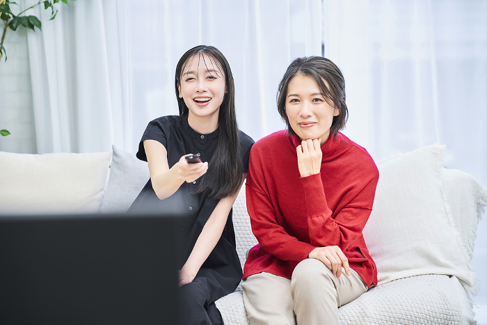 Japanese women watching TV (People)