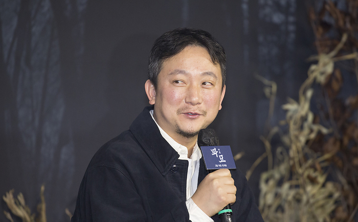 A press conference for the new Korean movie  Exhuma  in Seoul Jang Jae Hyun, Jan 17, 2024 : Director Jang Jae Hyun attends a press conference for the new movie  Exhuma  in Seoul, South Korea. The new supernatural mystery thriller revolves around mysterious events affecting a geomancer, an undertaker and a young shaman duo after they exhume the grave of an ancestor from a wealthy family for a large amount of money. The occult thriller will be released in Korea in February.  Photo by Lee Jae Won AFLO 