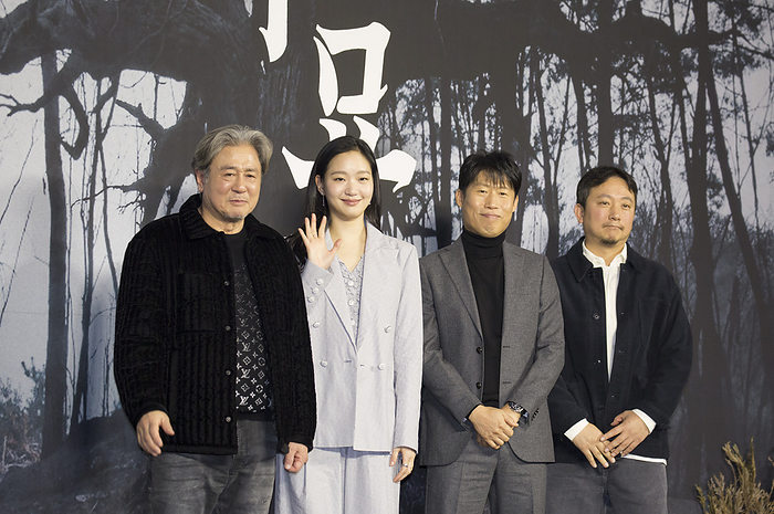A press conference for the new Korean movie  Exhuma  in Seoul Choi Min Sik, Kim Go Eun, Yoo Hae Jin and Jang Jae Hyun, Jan 17, 2024 :  L R  Cast members Choi Min Sik, Kim Go Eun, Yoo Hae Jin and director Jang Jae Hyun pose during a press conference for the new movie  Exhuma  in Seoul, South Korea. The new supernatural mystery thriller revolves around mysterious events affecting a geomancer, an undertaker and a young shaman duo after they exhume the grave of an ancestor from a wealthy family for a large amount of money. The occult thriller will be released in Korea in February.  Photo by Lee Jae Won AFLO 