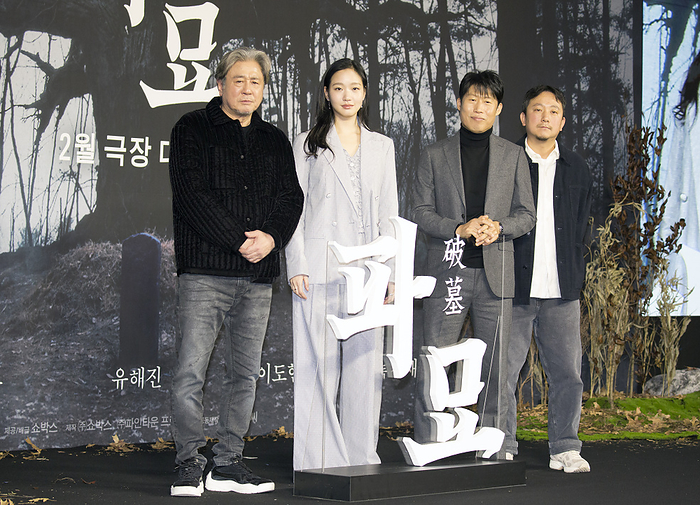 A press conference for the new Korean movie  Exhuma  in Seoul Choi Min Sik, Kim Go Eun, Yoo Hae Jin and Jang Jae Hyun, Jan 17, 2024 :  L R  Cast members Choi Min Sik, Kim Go Eun, Yoo Hae Jin and director Jang Jae Hyun pose during a press conference for the new movie  Exhuma  in Seoul, South Korea. The new supernatural mystery thriller revolves around mysterious events affecting a geomancer, an undertaker and a young shaman duo after they exhume the grave of an ancestor from a wealthy family for a large amount of money. The occult thriller will be released in Korea in February.  Photo by Lee Jae Won AFLO 