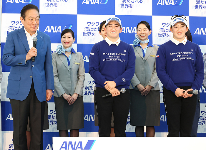 Twin professional golfers Akie and Chisato Iwai agreed sponsorship with ANA January 19, 2024, Tokyo, Japan   All Nippon Airways president Shinichi Inoue  L  announces ANA signed a sponsorship agreement with Japan s twin professional golfers Akie Iwai  C  and Chisato Iwai  R  at the Haneda airport in Tokyo on Friday, January 19, 2024. 5 pairs of ANA s twins employees attended the ceremony.    photo by Yoshio Tsunoda AFLO 
