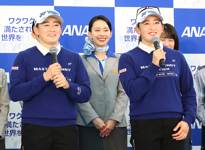 Twin professional golfers Akie and Chisato Iwai agreed sponsorship with ANA January 19, 2024, Tokyo, Japan   Japan s twin professional golfers Akie Iwai  L  and Chisato Iwai  R  are all smiles as they signed a sponsorship agreement with All Nippon Airways  ANA  at the Haneda airport in Tokyo on Friday, January 19, 2024. 5 pairs of ANA s twins employees attended the ceremony.    photo by Yoshio Tsunoda AFLO 