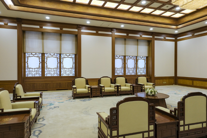 Luxurious meeting rooms in the main building of Cheongwadae