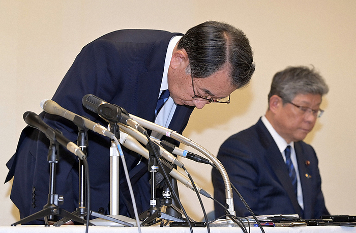 LDP s Abe faction decides to dissolve faction at general meeting. After the Abe Faction s general meeting, chairperson Tate Shioya  left  and former Party National Committee chairman Takeshi Takagi bow their heads at a press conference in Tokyo, January 19, 2024, at 7:56 p.m. Photo by Naho Kitayama.